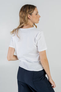 Weißes T-Shirt und rundem Ausschnitt, aus GOTS zertifizierter Bio-Baumwolle.