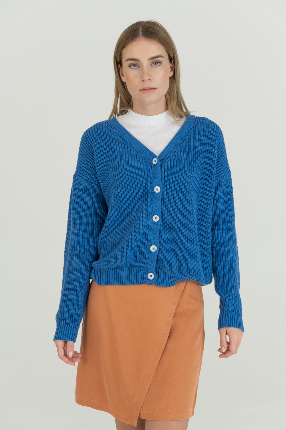 Jacke aus Strick mit hellen Knöpfen.