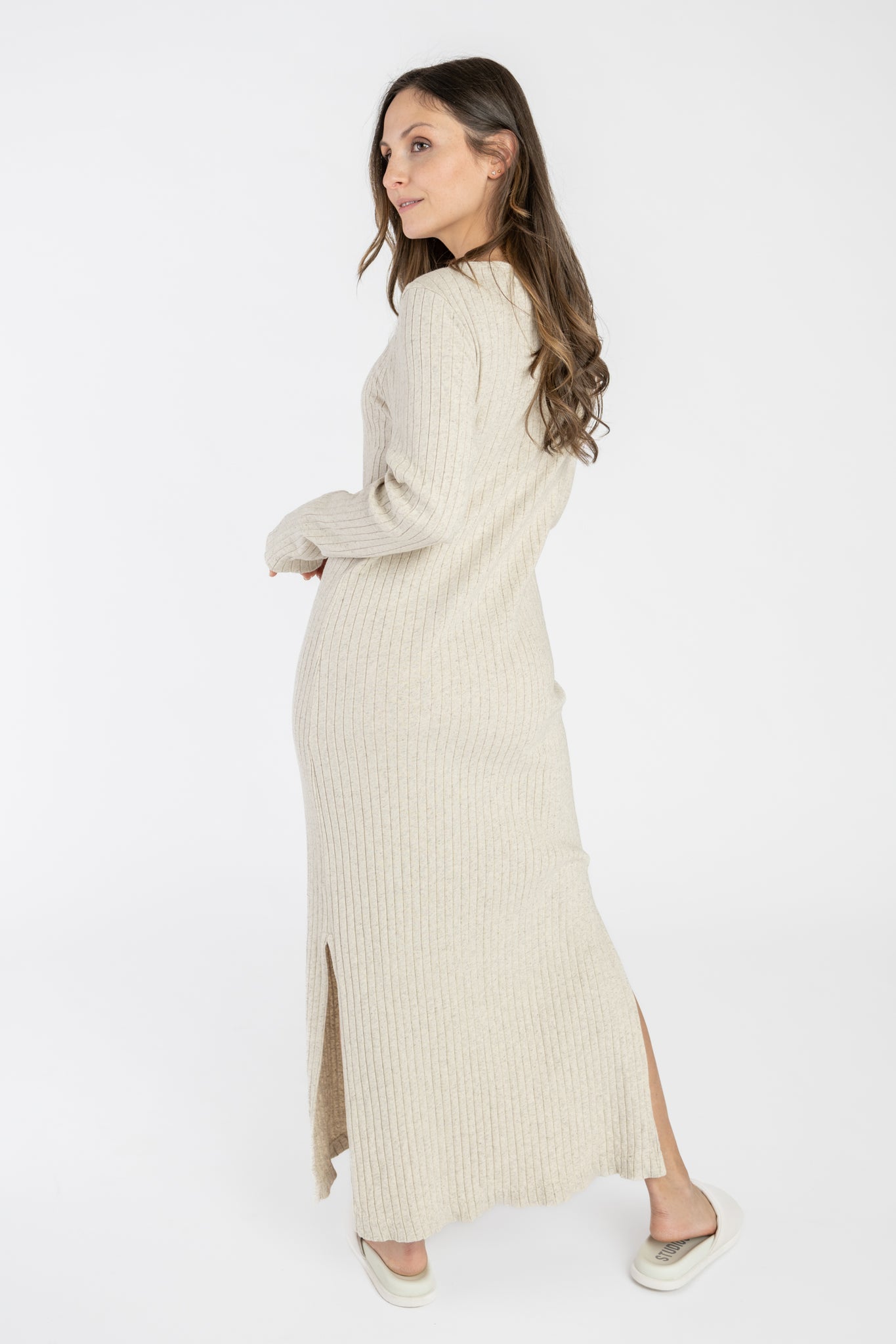 Midikleid mit Schlitzen aus GOTS zertifizierten Material.