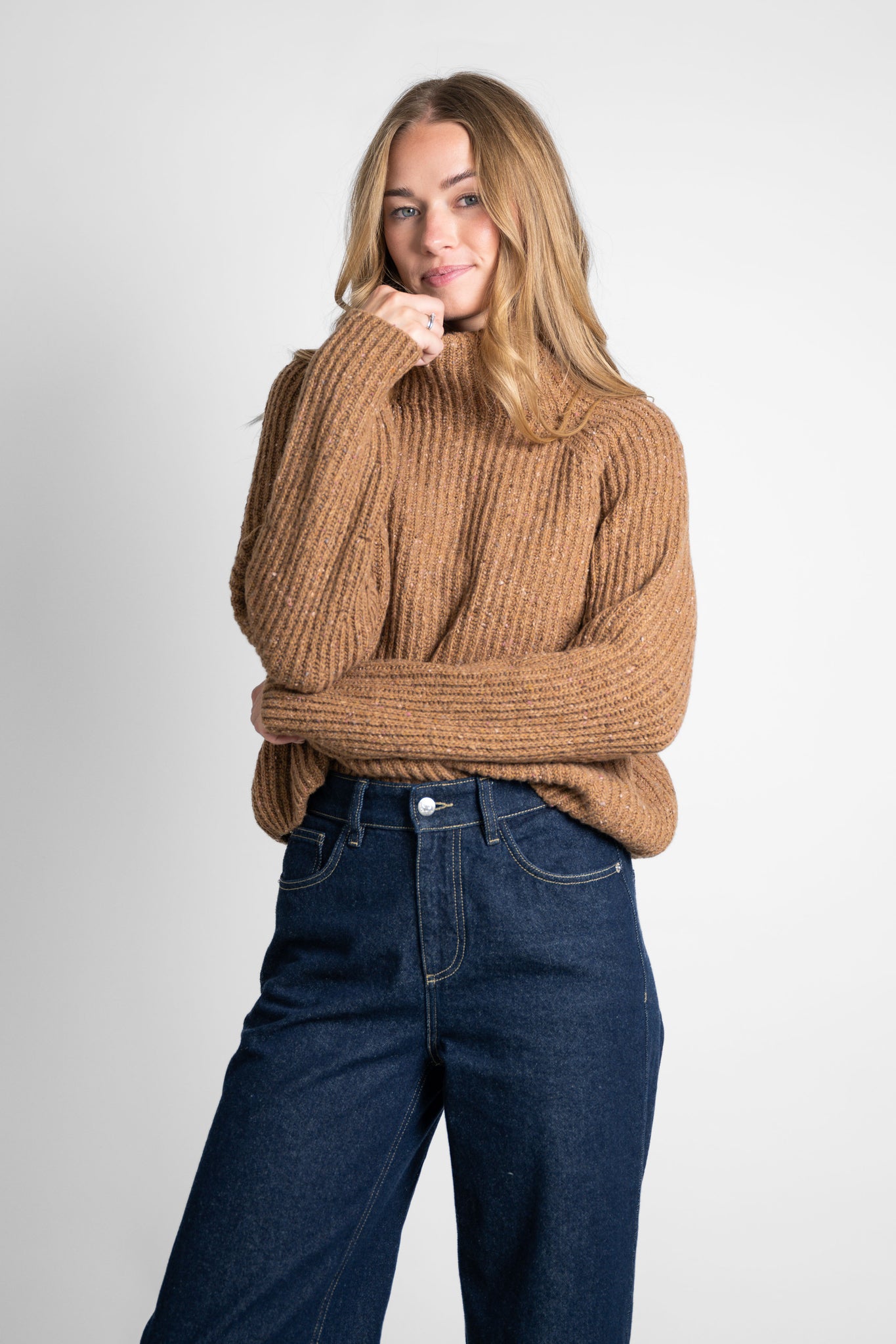 Verkürzter Rollkragenpullover braun