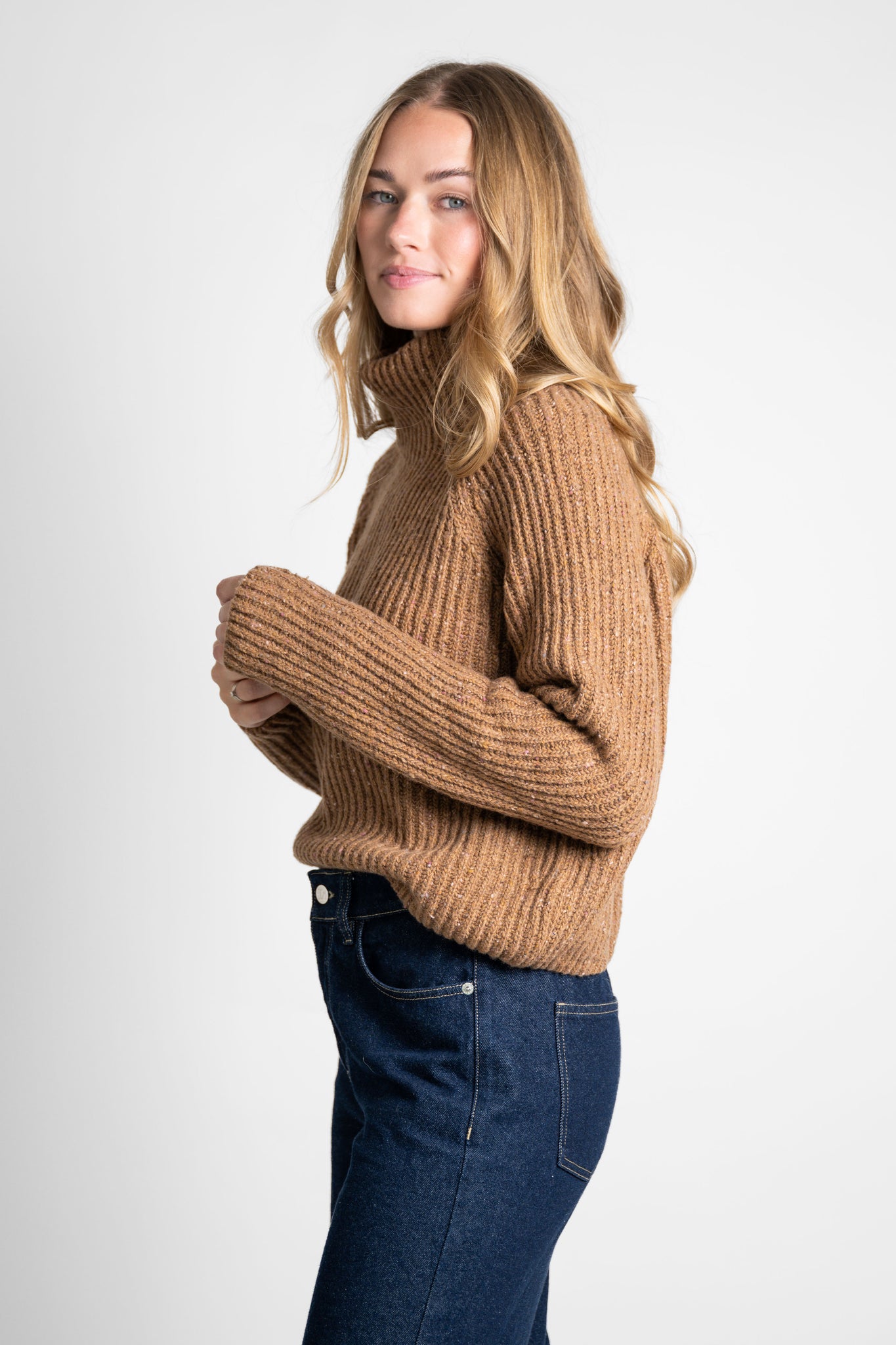 Verkürzter Rollkragenpullover braun
