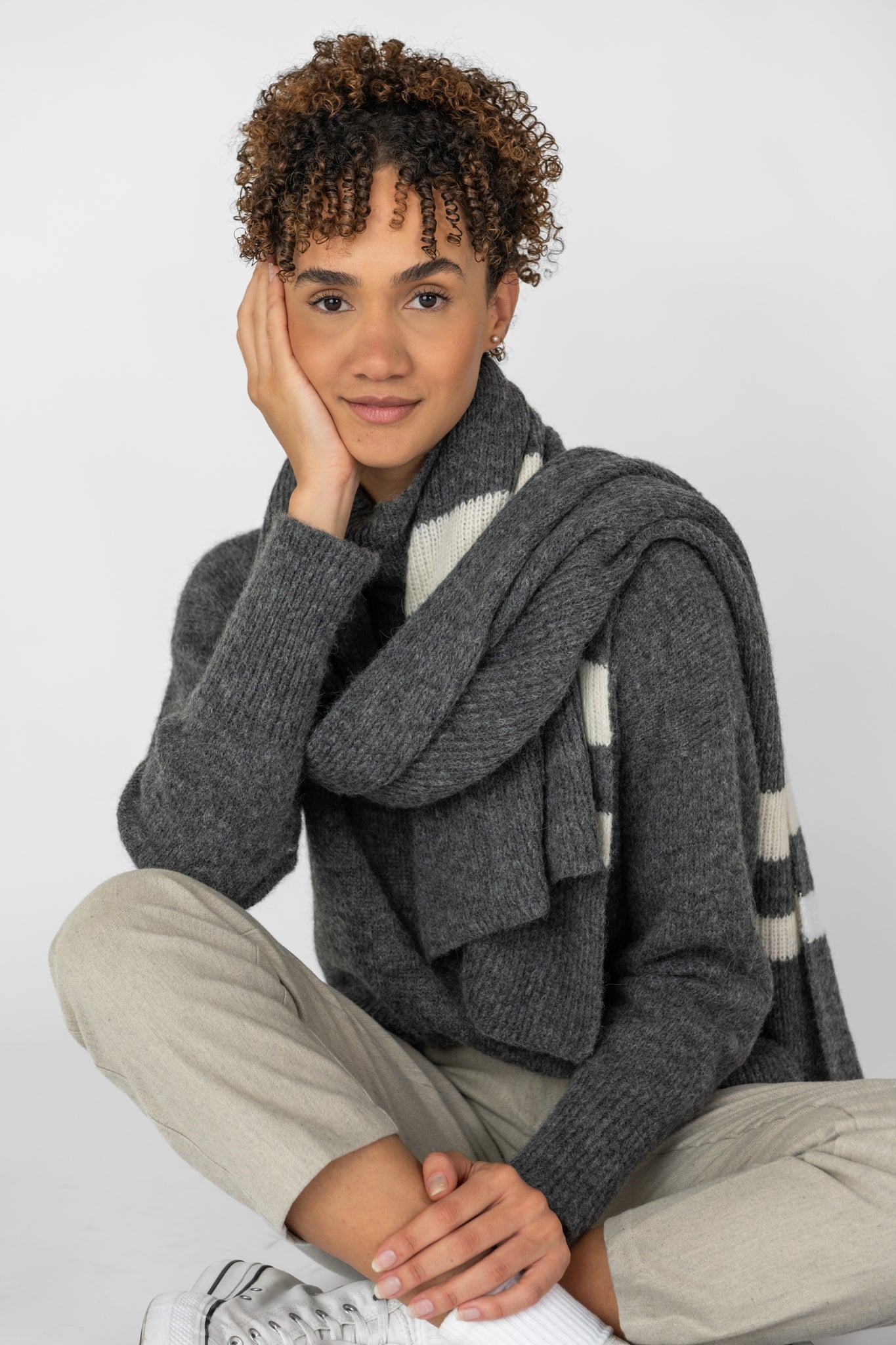 Strickschal mit Streifen grau-creme