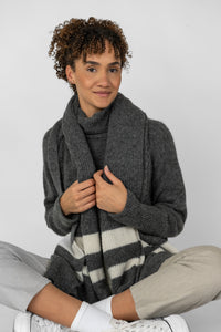 Strickschal mit Streifen grau-creme