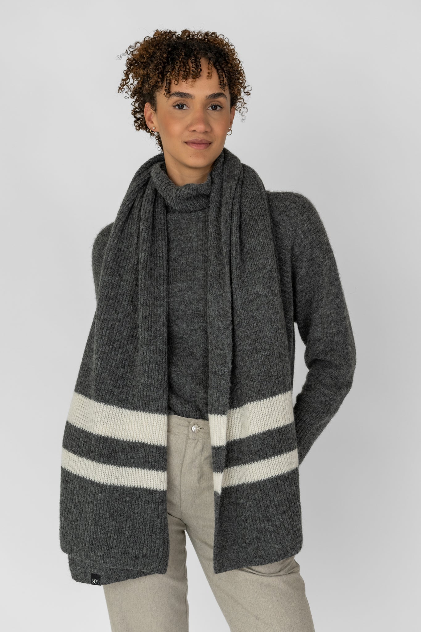 Strickschal mit Streifen grau-creme