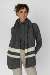 Knitted scarf with stripes