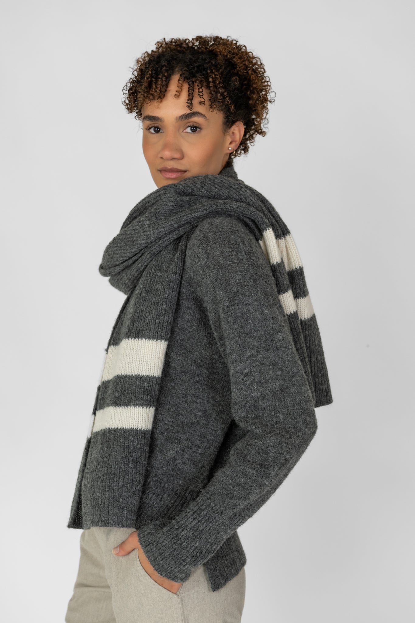 Strickschal mit Streifen grau-creme