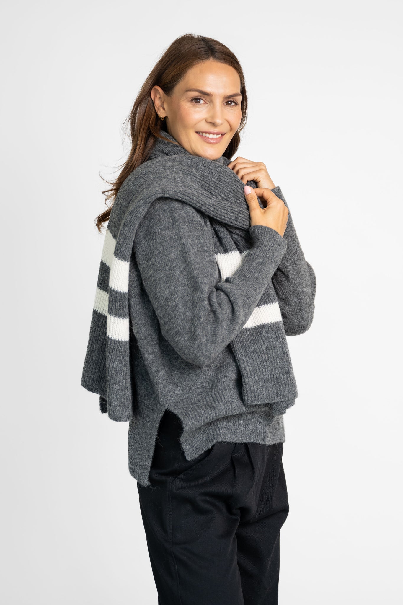 Strickschal mit Streifen grau-creme