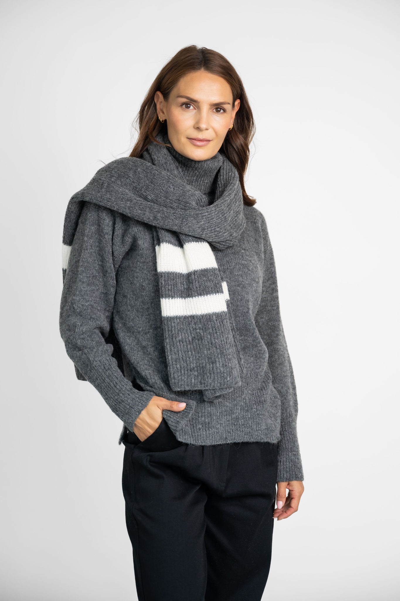 Strickschal mit Streifen grau-creme