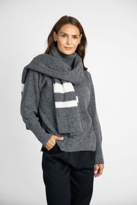 Strickschal mit Streifen grau-creme