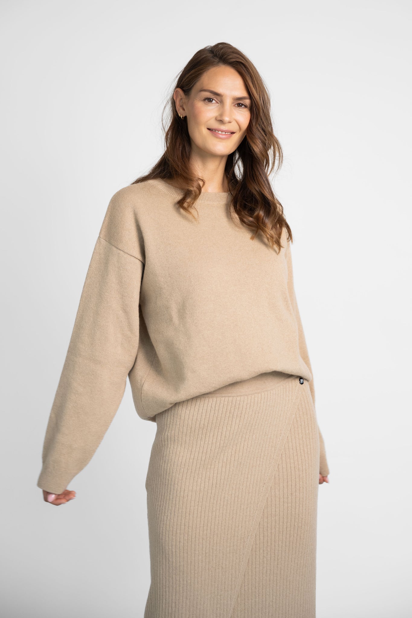 Strickset aus Pullover & Rock sand