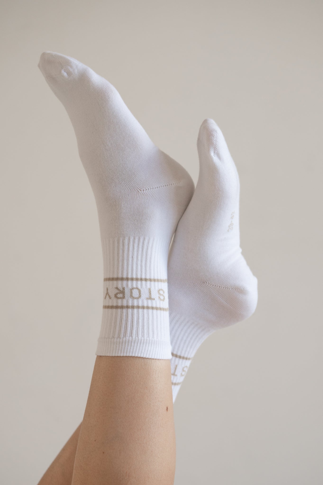 Socken mit Schriftzug weiß/sand