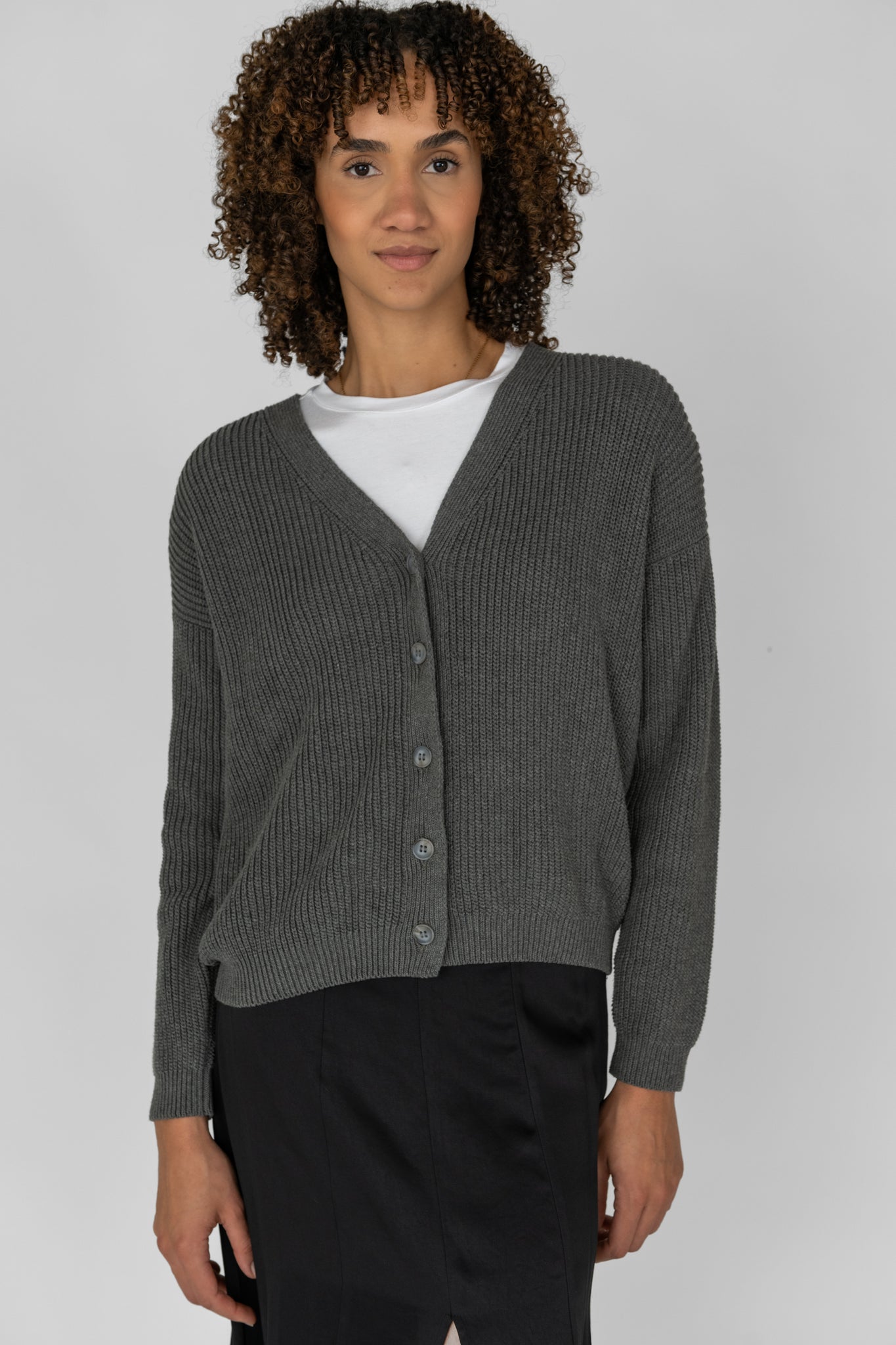 Lockere graue Strickjacke für jeden Anlass