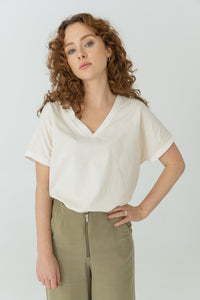 T-Shirt mit V-Ausschnitt ungefärbt aus 100% Bio-Baumwolle; Nachhaltig produziert von Story of Mine aus Münster; Som Münster
