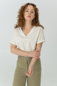 T-Shirt mit V-Ausschnitt ungefärbt aus 100% Bio-Baumwolle; Nachhaltig produziert von Story of Mine aus Münster; Som Münster