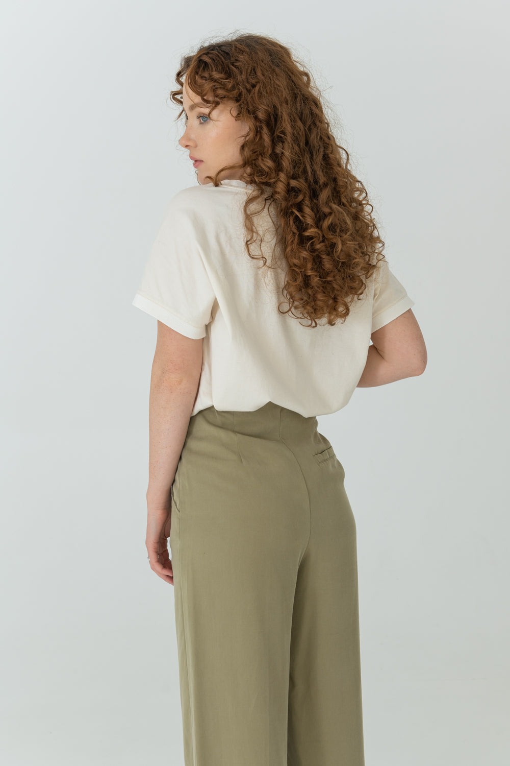 T-Shirt mit V-Ausschnitt ungefärbt aus 100% Bio-Baumwolle; Nachhaltig produziert von Story of Mine aus Münster; Som Münster