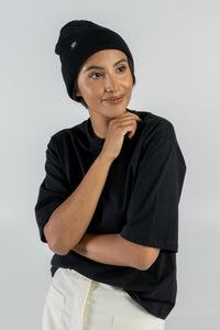 Rippenstrick Mütze in schwarz mit SOM Logo; nachhaltig produziert von STORY OF MINE aus Münster; Fair Fashion